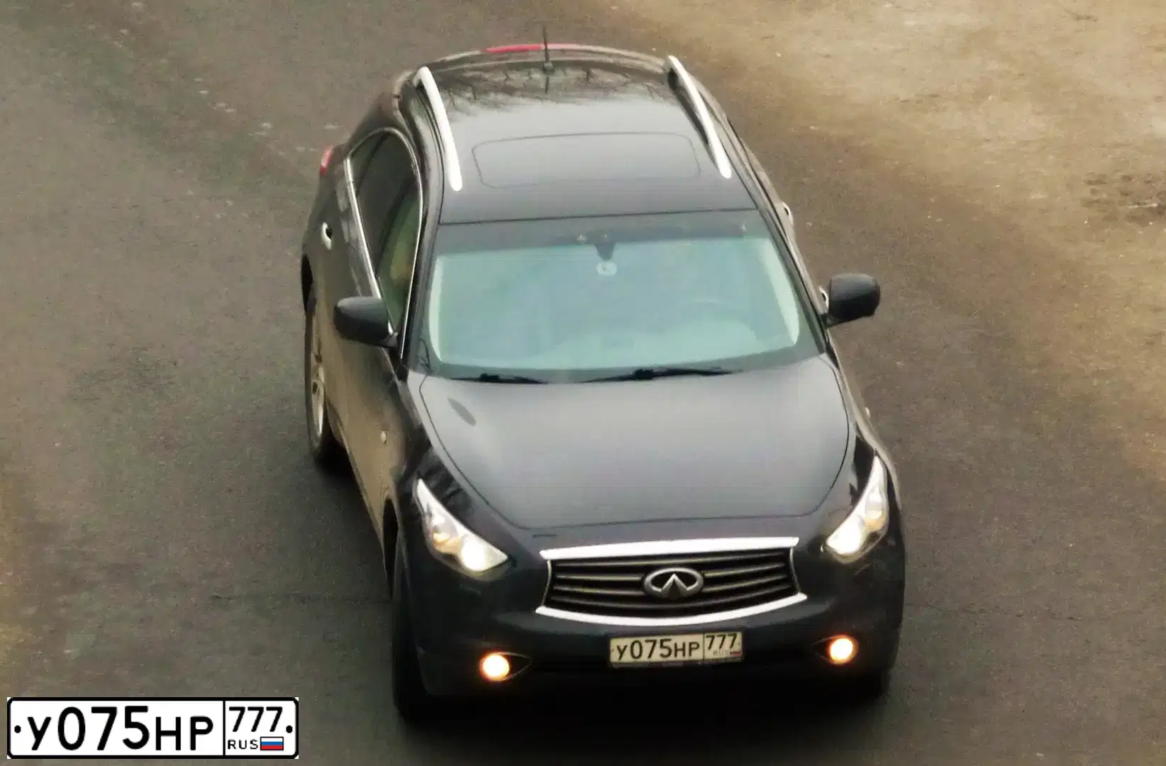 Фото автомобиля INFINITI QX70 /FX/, 2012 — госномер У075НР777. Цвет: ЧЕРНЫЙ