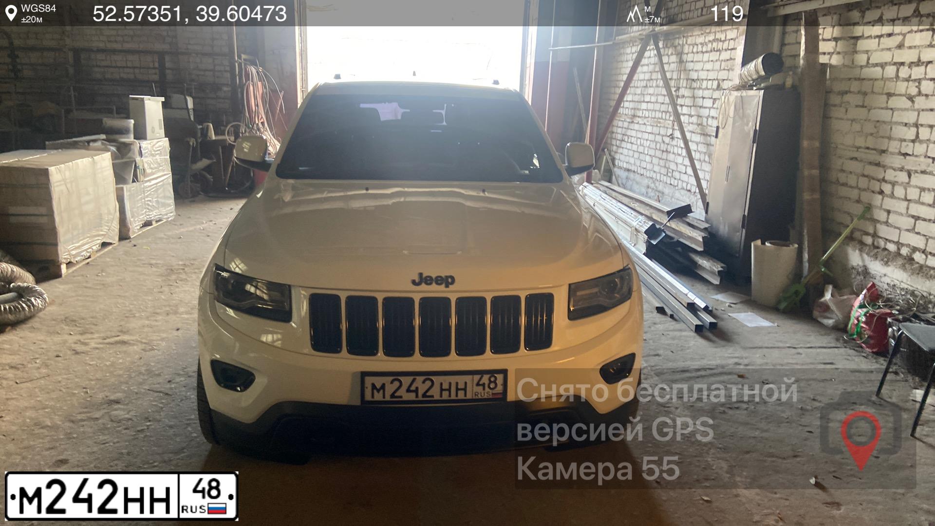 Фото автомобиля JEEP GRAND CHEROKEE, 2013 — госномер Е444АА48. Цвет: Белый