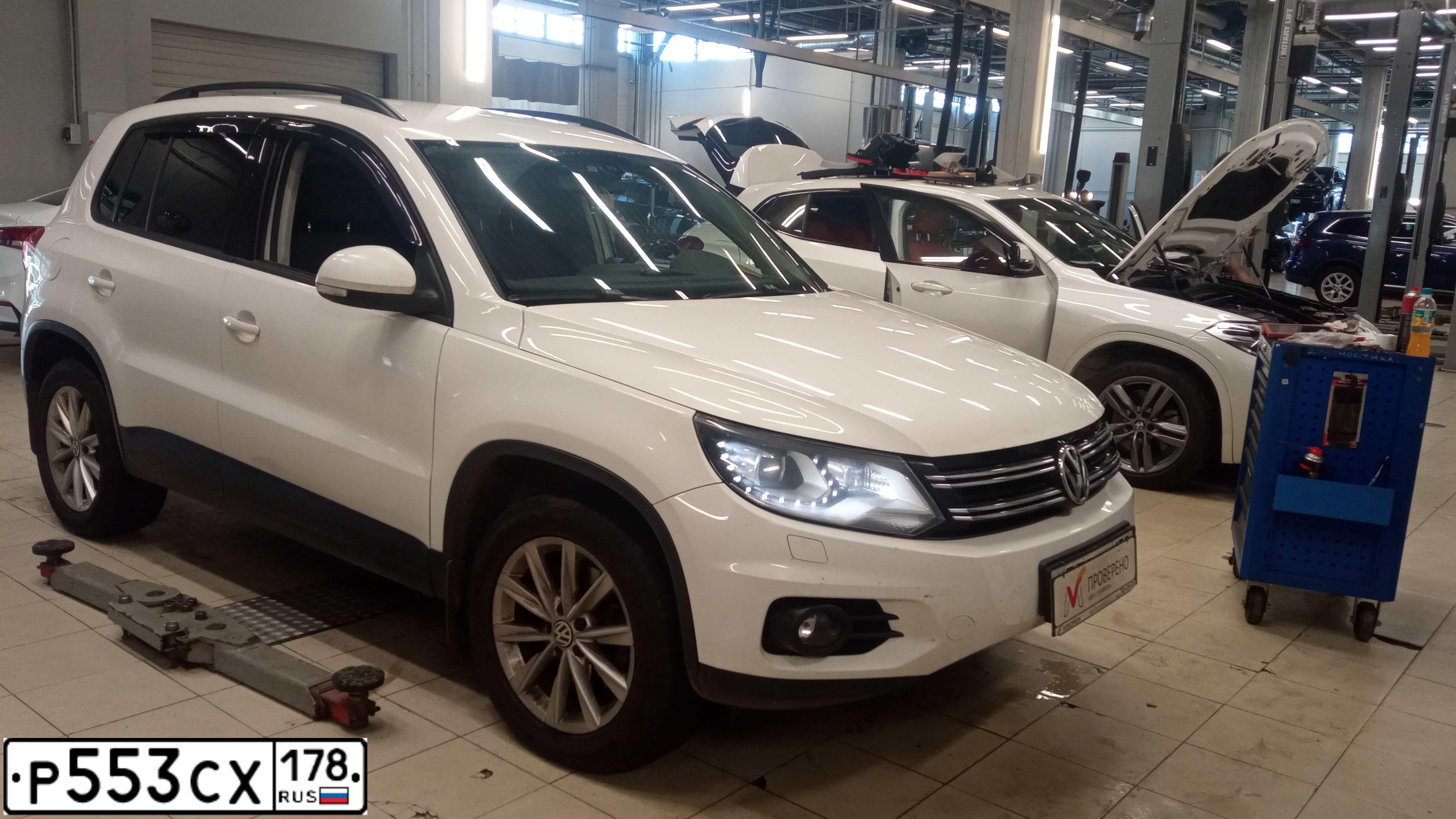 Фото автомобиля VOLKSWAGEN TIGUAN, 2013 — госномер Р274ХС11. Цвет: Белый