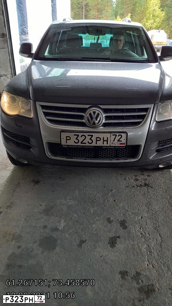 Фото автомобиля VOLKSWAGEN TOUAREG, 2008 — госномер К955МК186. Цвет: СВЕТЛО-СЕРЫЙ