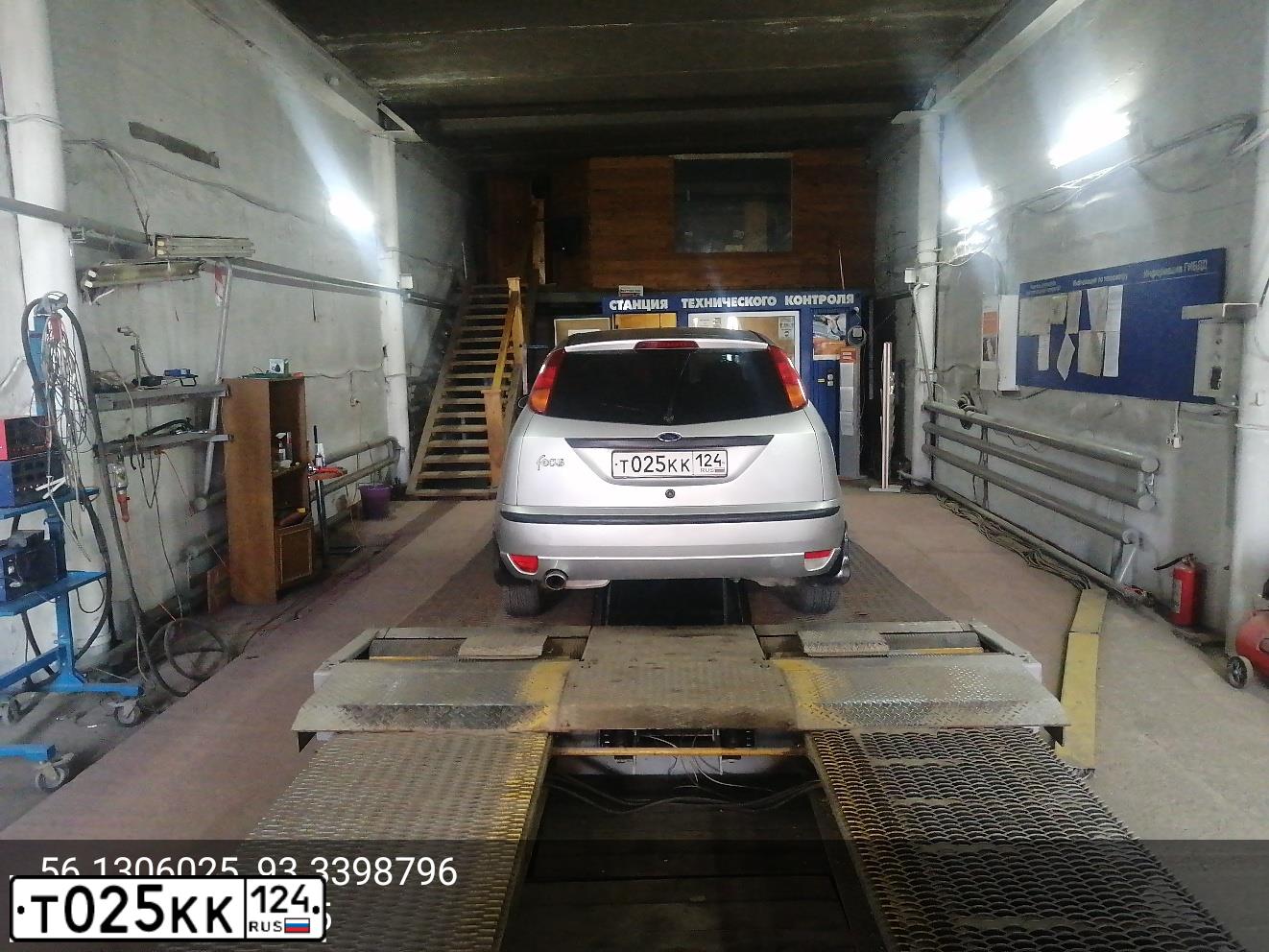 Фото автомобиля FORD FOCUS, 2003 — госномер Т025КК124. Цвет: СЕРЕБРИСТЫЙ