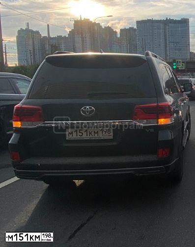 Фото автомобиля TOYOTA LANDCRUISER 200, 2017 — госномер М151КМ198. Цвет: ЧЕРНЫЙ