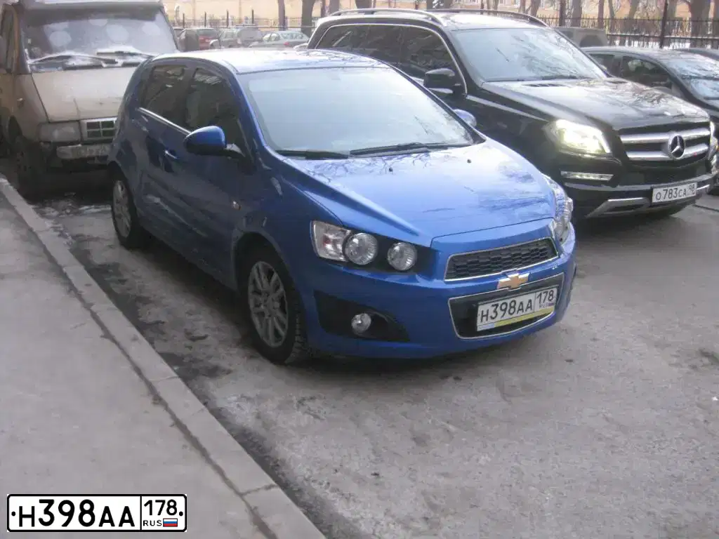 Фото автомобиля CHEVROLET AVEO, 2012 — госномер Н398АА178. Цвет: синий