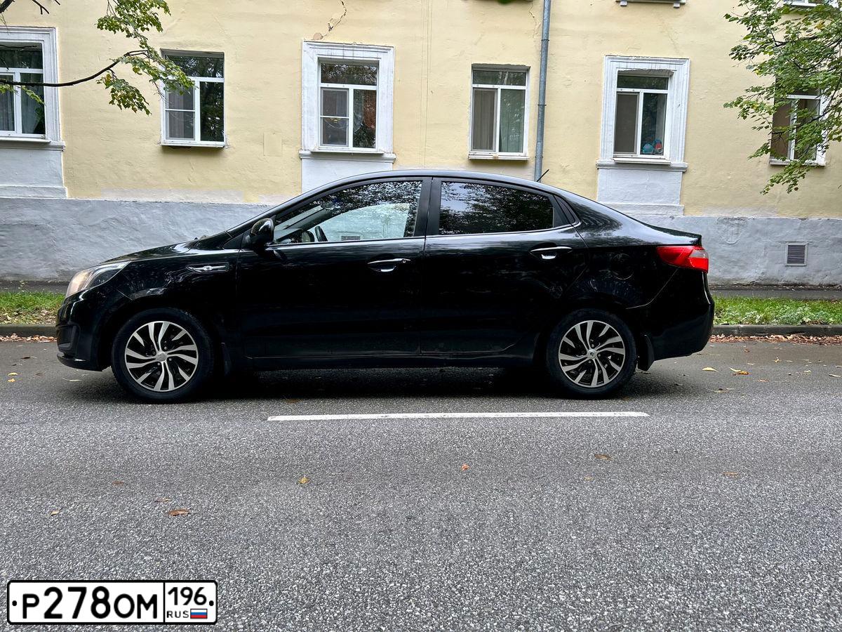 Фото автомобиля KIA RIO, 2012 — госномер Р278ОМ196. Цвет: ЧЕРНЫЙ