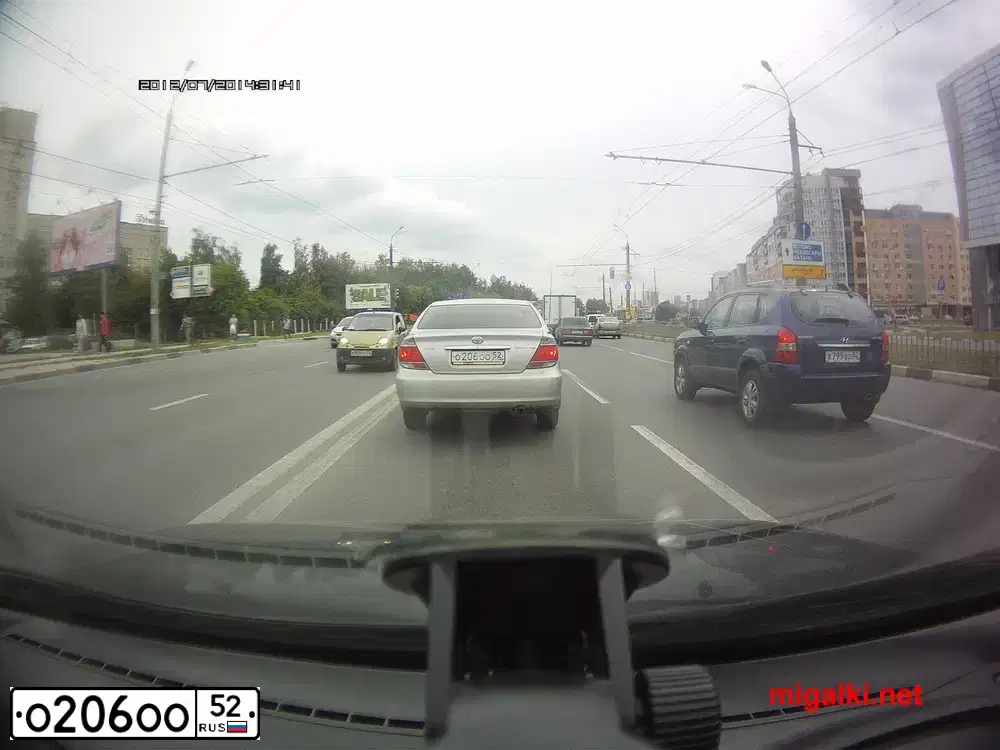 Фото автомобиля TOYOTA CAMRY, 2004 — госномер О206ОО52. Цвет: СЕРЕБРИСТЫЙ