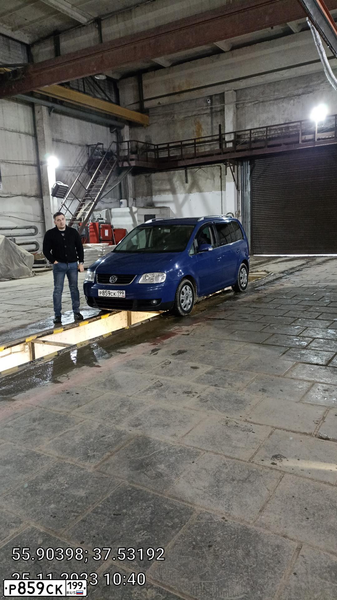 Фото автомобиля VOLKSWAGEN TOURAN, 2006 — госномер Р268ОА68. Цвет: Темно-синий