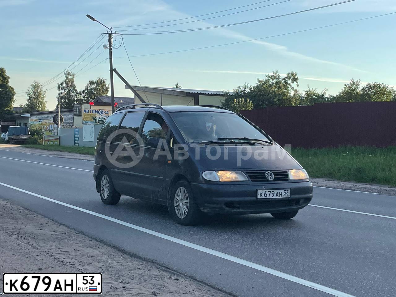 Фото автомобиля VOLKSWAGEN SHARAN, 1996 — госномер О070РЕ78. Цвет: синий