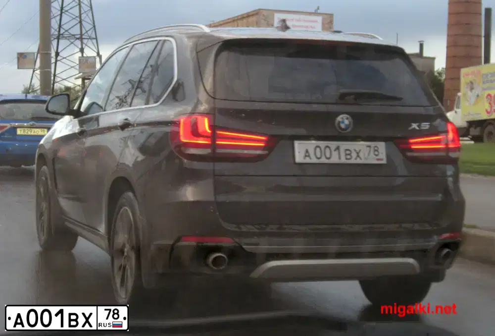Фото автомобиля BMW X5, 2013 — госномер А001ВХ78. Цвет: КОРИЧНЕВЫЙ