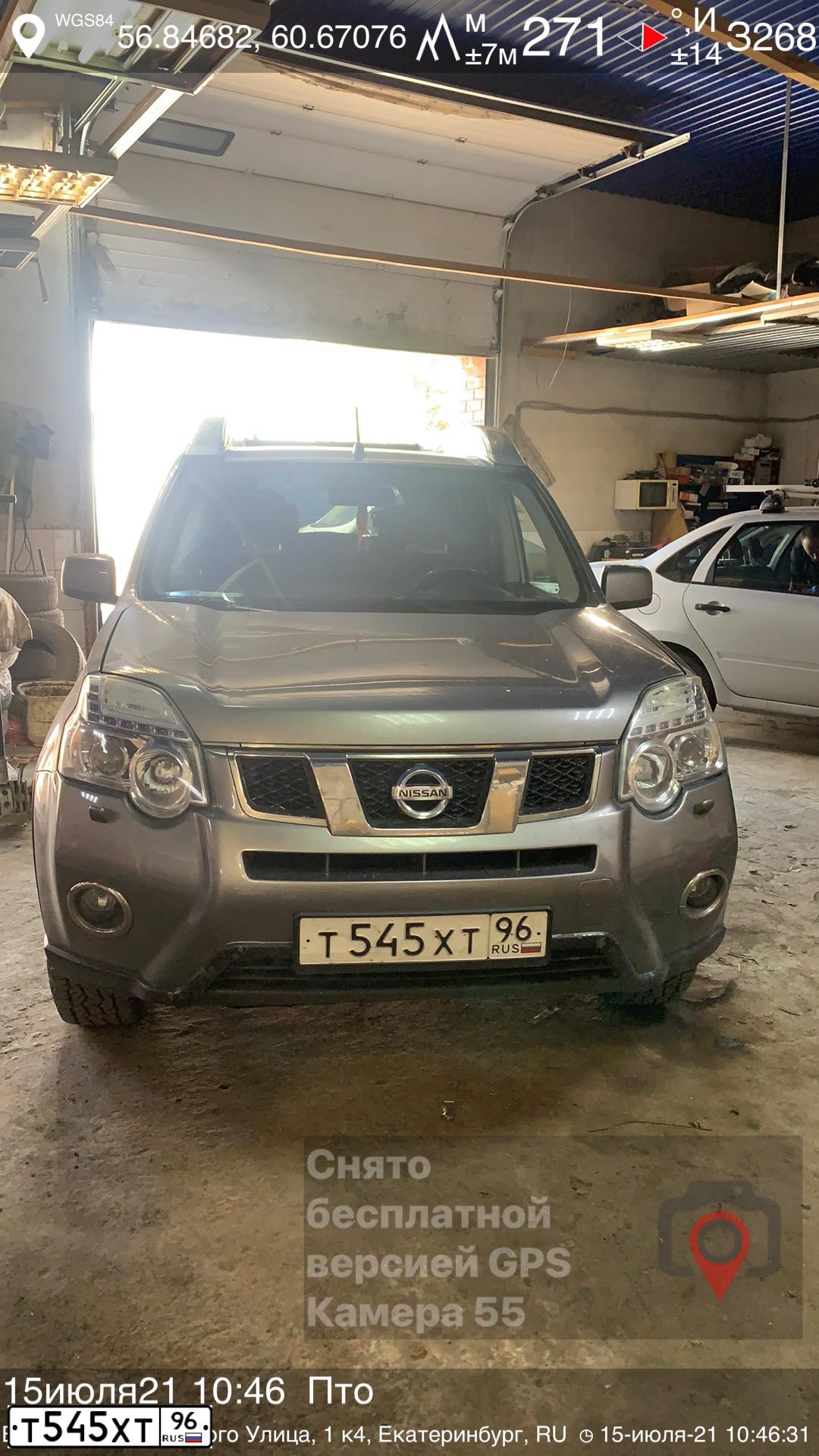 Фото автомобиля NISSAN X-TRAIL, 2011 — госномер Т545ХТ96. Цвет: Серый