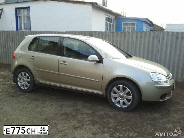 Фото автомобиля VOLKSWAGEN GOLF, 2004 — госномер Е036МУ36. Цвет: БЕЖЕВЫЙ