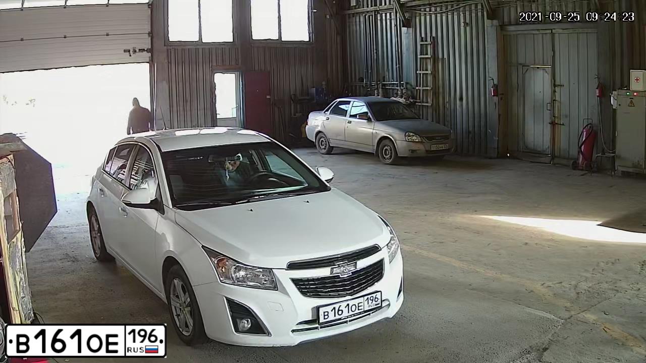 Фото автомобиля CHEVROLET CRUZE, 2014 — госномер В161ОЕ196. Цвет: БЕЛЫЙ