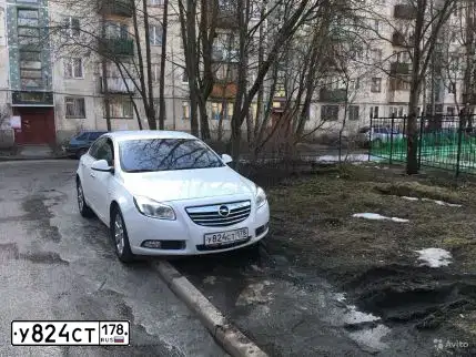 Фото автомобиля OPEL INSIGNIA, 2012 — госномер У824СТ178. Цвет: Белый