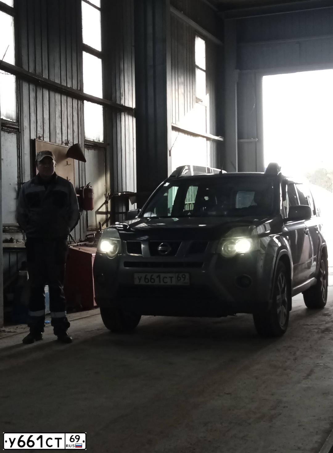 Фото автомобиля NISSAN X-TRAIL, 2011 — госномер У661СТ69. Цвет: СЕРЫЙ
