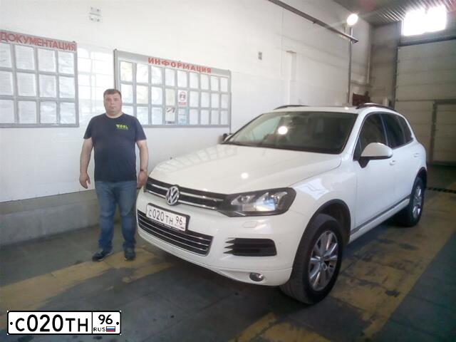 Фото автомобиля VOLKSWAGEN TOUAREG, 2011 — госномер С020ТН96. Цвет: БЕЛЫЙ