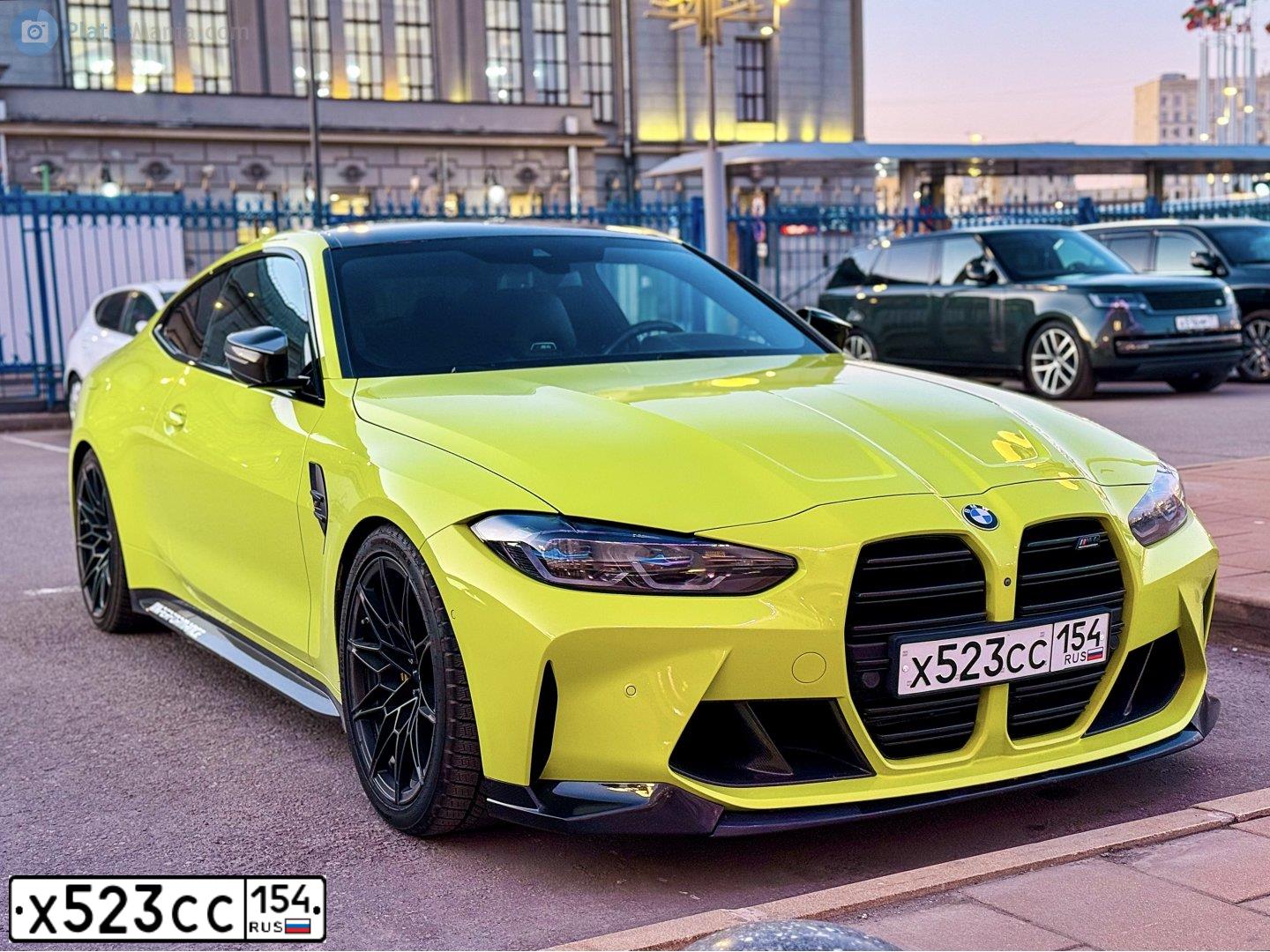 Фото автомобиля BMW БМВ M4, 2020 — госномер Х523СС154. Цвет: ЖЕЛТЫЙ