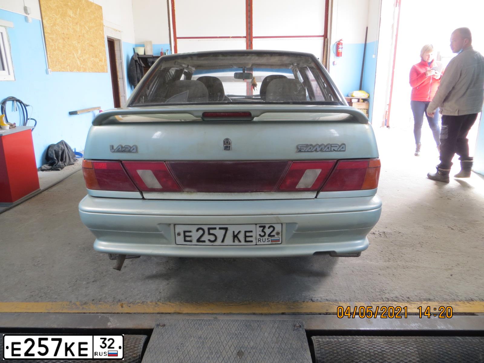 Фото автомобиля LADA 2115 SAMARA, 2006 — госномер Е257КЕ32. Цвет: БЕЛО-ЗЕЛЕНЫЙ