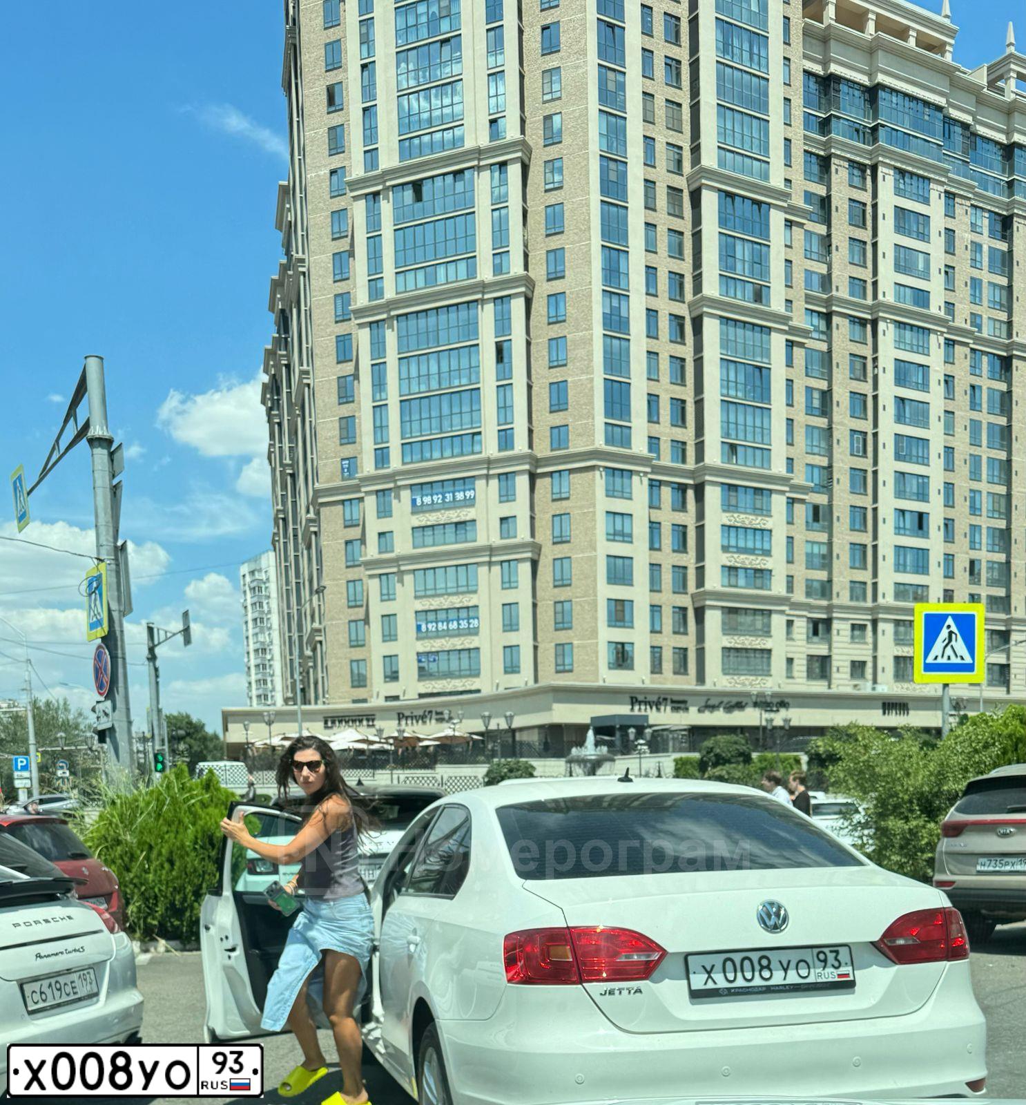 Фото автомобиля LANDROVER RANGE ROVER, 2010 — госномер В001КТ15. Цвет: КРАСНО-ЧЕРНЫЙ
