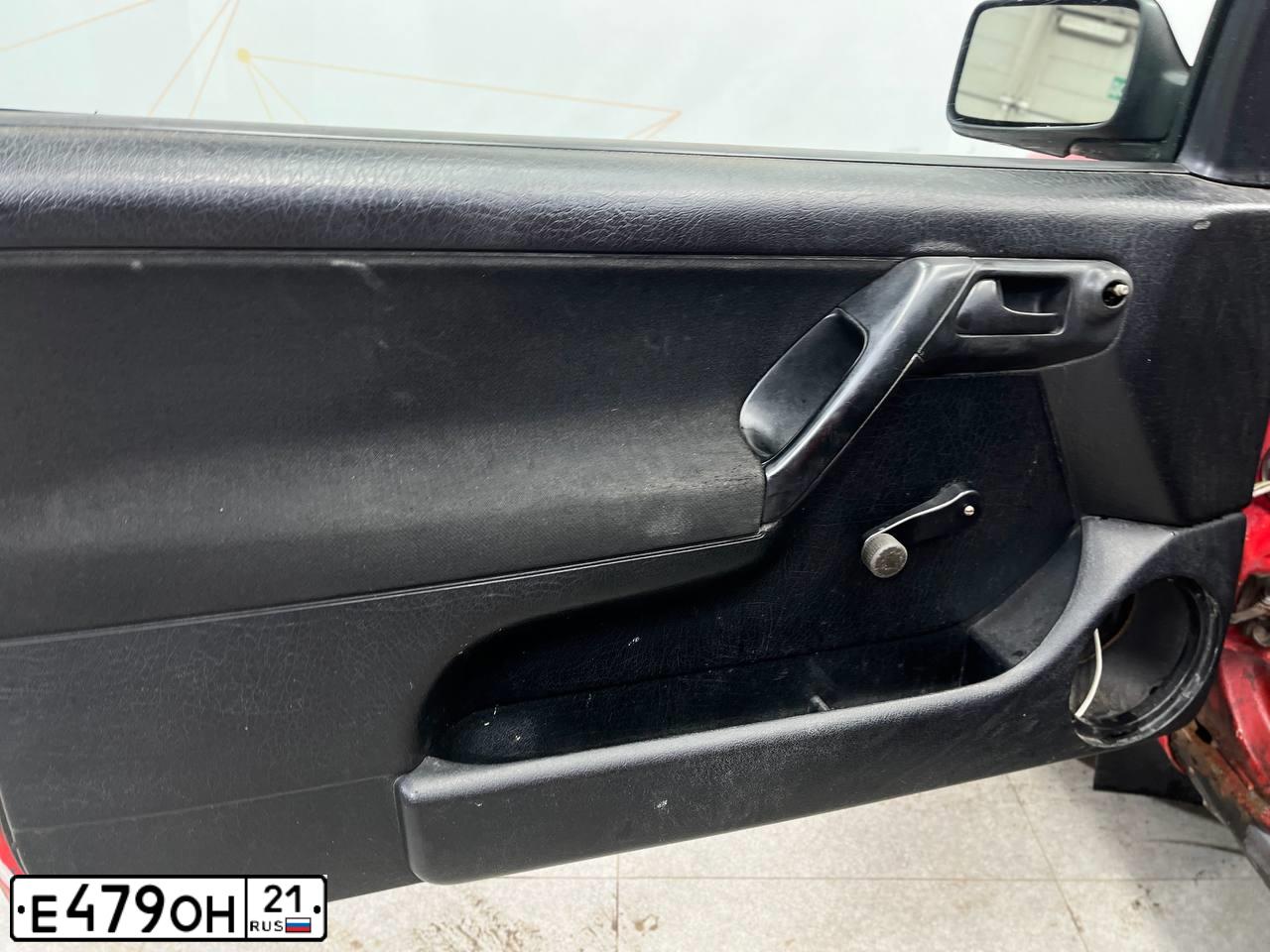 Фото автомобиля VOLKSWAGEN GOLF, 1992 — госномер Е479ОН21. Цвет: Красный