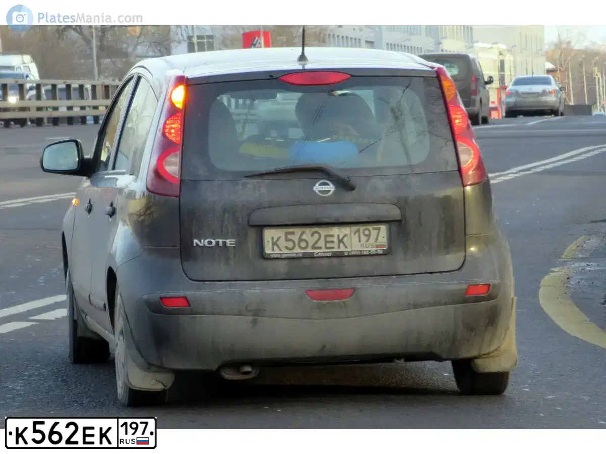 Фото автомобиля NISSAN NOTE, 2010 — госномер К562ЕК197. Цвет: ЧЕРНЫЙ