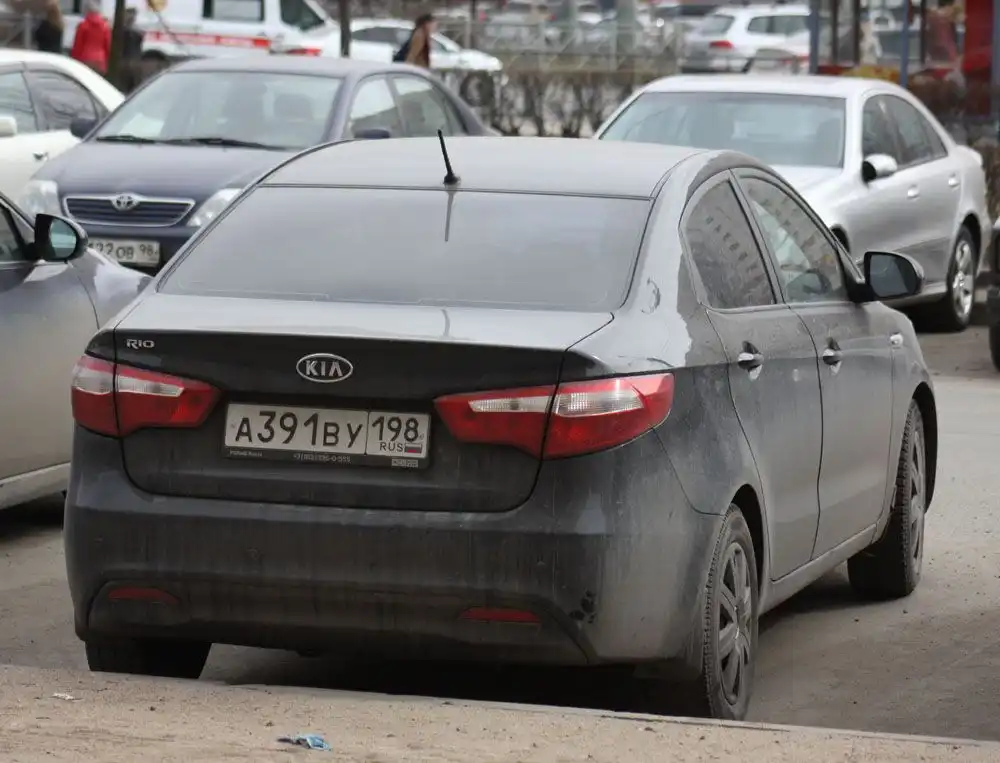 Фото автомобиля KIA RIO, 2012 — госномер С333ВН178. Цвет: ЧЕРНЫЙ