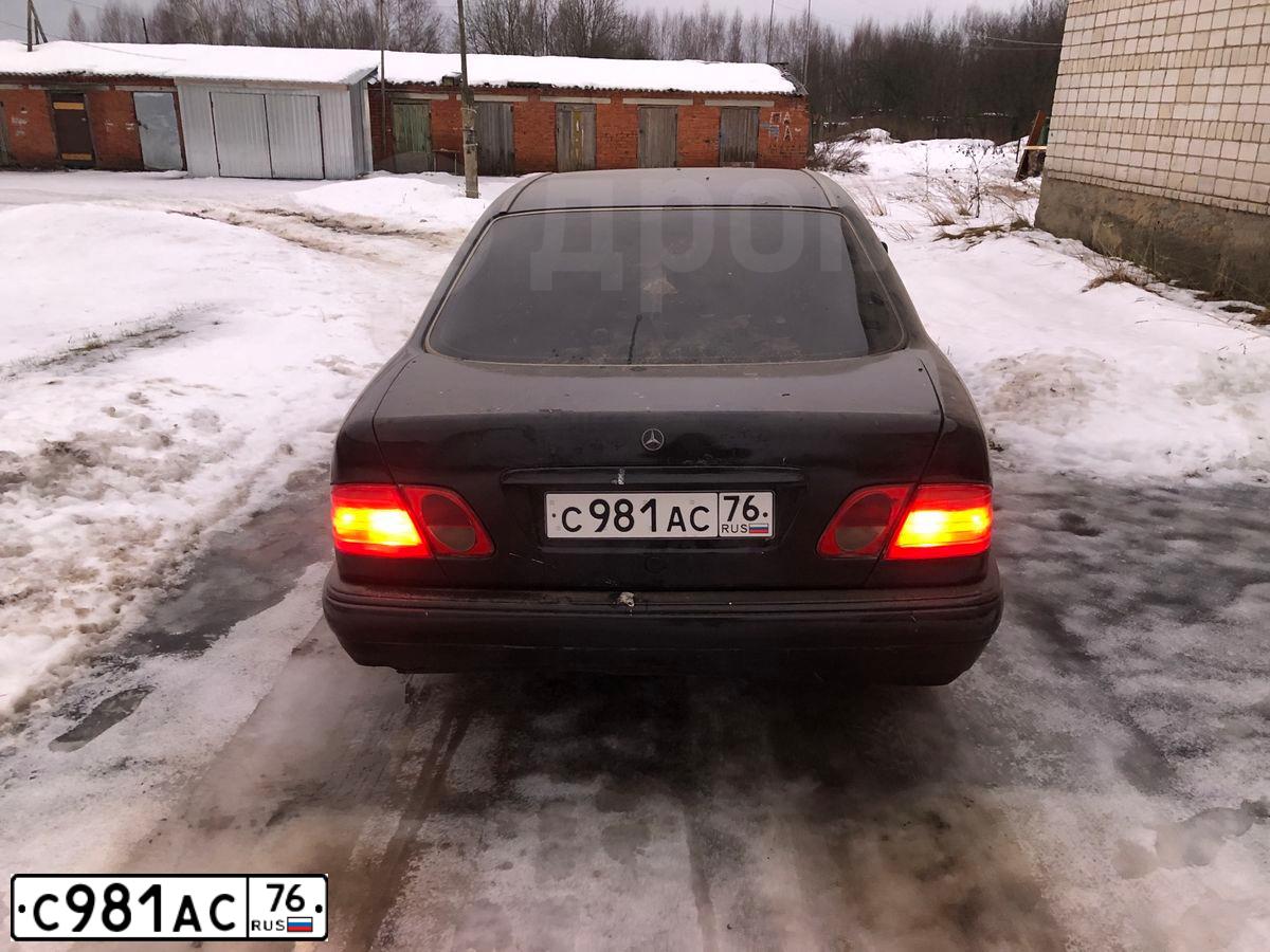 Фото автомобиля MERCEDES E-KLASSE, 1995 — госномер О100ТР76. Цвет: СЕРЫЙ