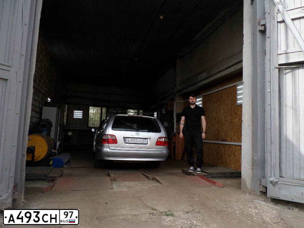 Фото автомобиля MERCEDES E-KLASSE, 2000 — госномер Т240ЕВ977. Цвет: СВЕТЛО-СЕРЫЙ