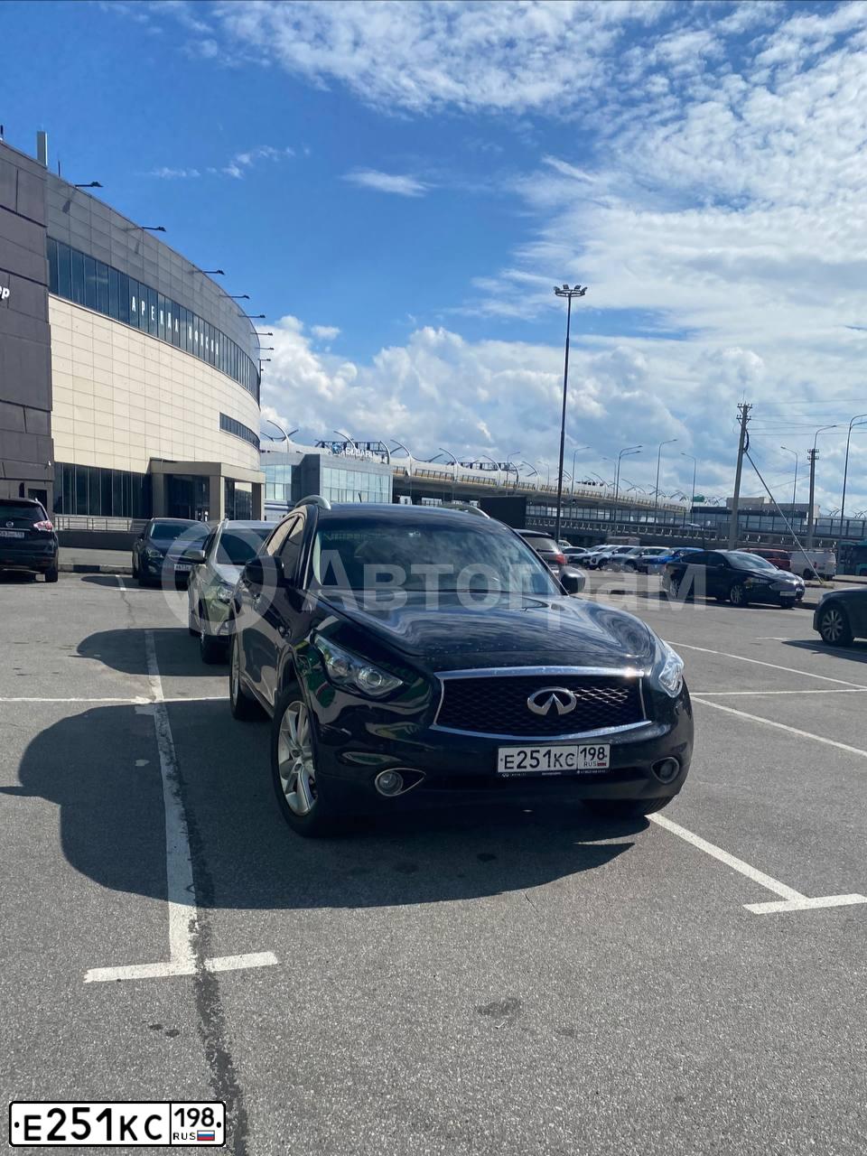 Фото автомобиля INFINITI QX70 /FX/, 2017 — госномер Е251КС198. Цвет: ЧЕРНЫЙ