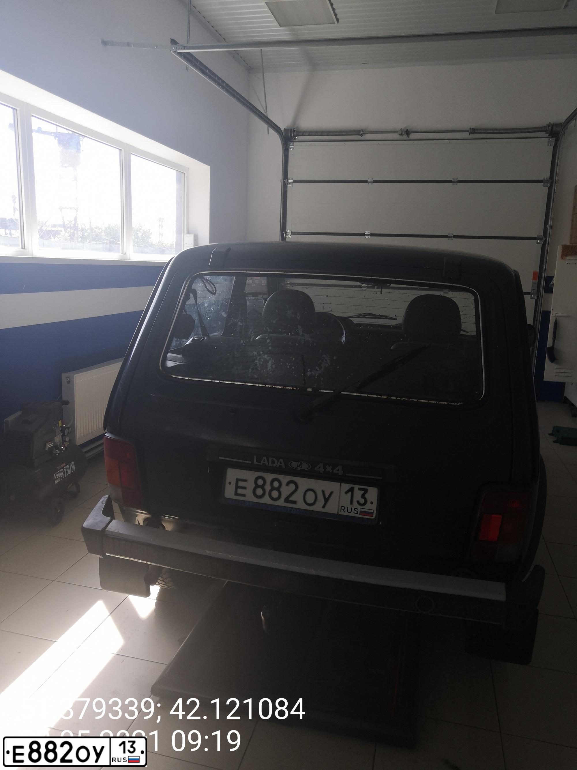 Фото автомобиля LADA 2121 NIVA, 2011 — госномер О880РО68. Цвет: Темно-зеленый