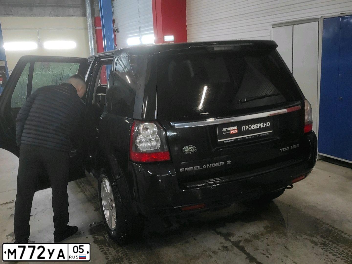 Фото автомобиля LAND ROVER FREELANDER, 2011 — госномер Е017ВО147. Цвет: ЧЕРНЫЙ