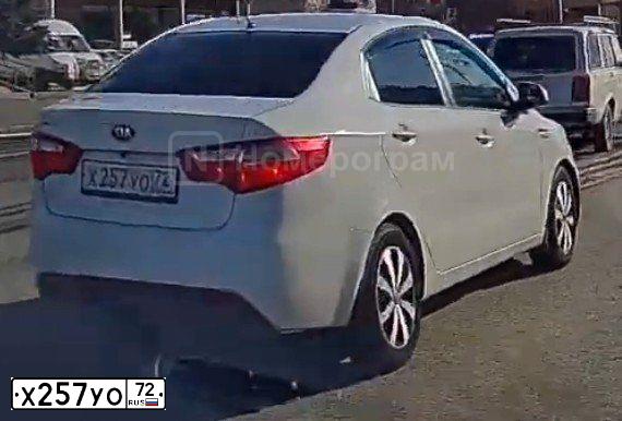 Фото автомобиля KIA RIO, 2012 — госномер Х257УО72. Цвет: Белый