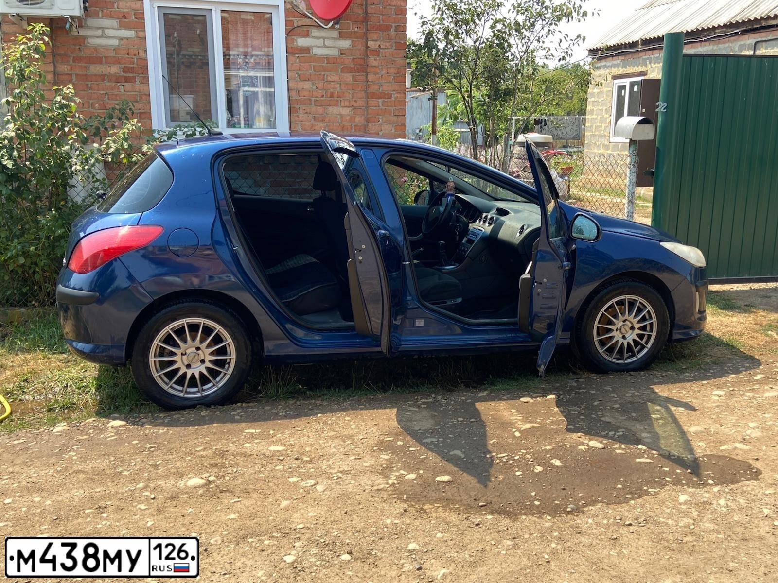 Фото автомобиля PEUGEOT 308, 2008 — госномер М438МУ126. Цвет: синий