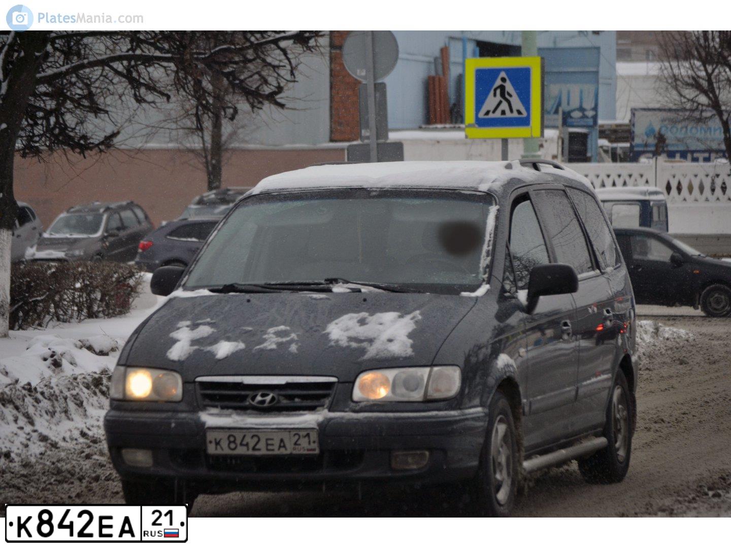 Фото автомобиля HYUNDAI TRAJET, 2007 — госномер К842ЕА21. Цвет: ТЕМНО-СЕРЫЙ