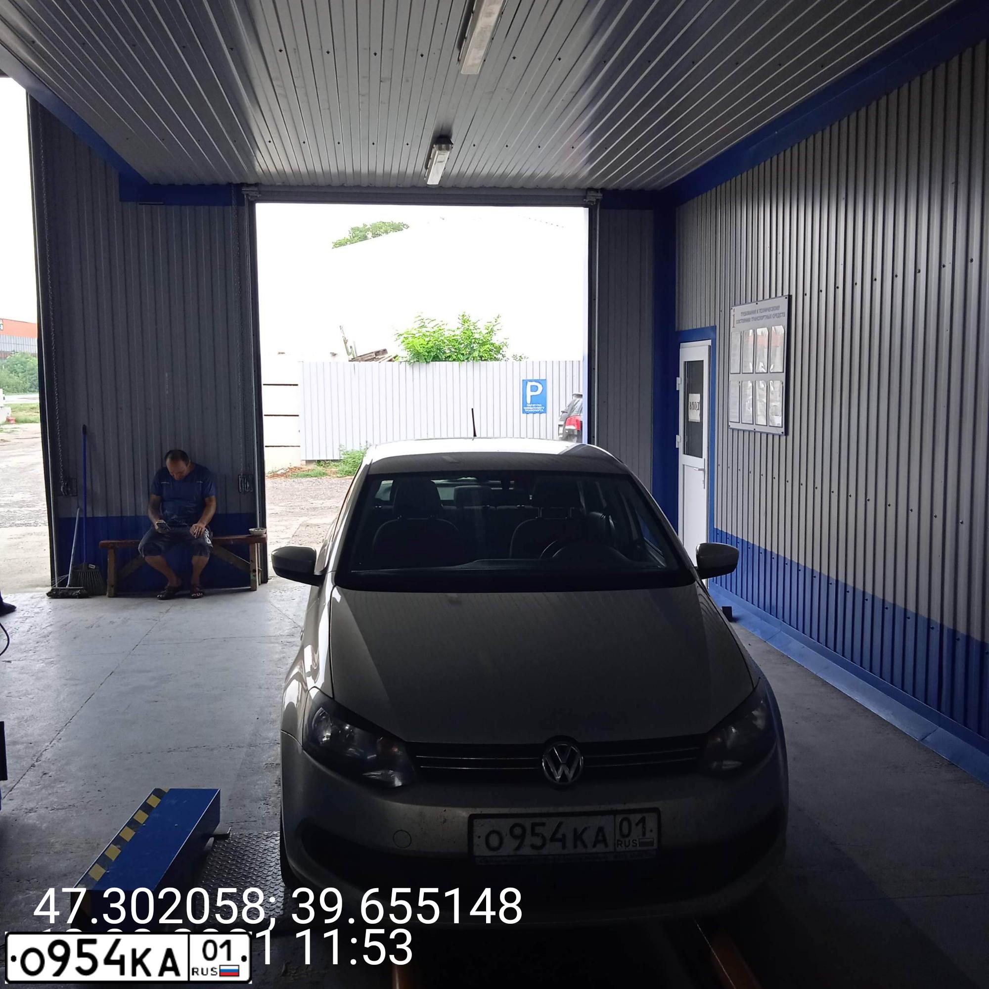 Фото автомобиля VOLKSWAGEN POLO, 2014 — госномер О954КА01. Цвет: СЕРЕБРИСТО-ЖЕЛТЫЙ
