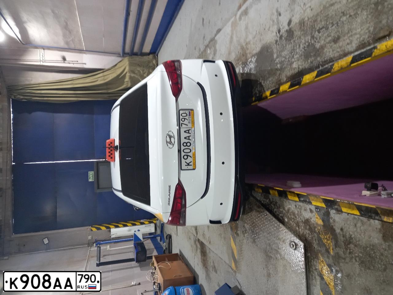 Фото автомобиля HYUNDAI SOLARIS, 2020 — госномер К908АА790. Цвет: БЕЛЫЙ ЖЕЛТЫЙ СЕРЫЙ
