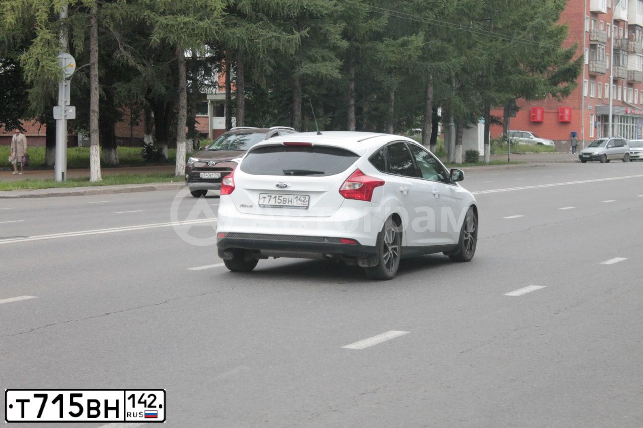 Фото автомобиля FORD FOCUS, 2013 — госномер Т715ВН142. Цвет: БЕЛЫЙ