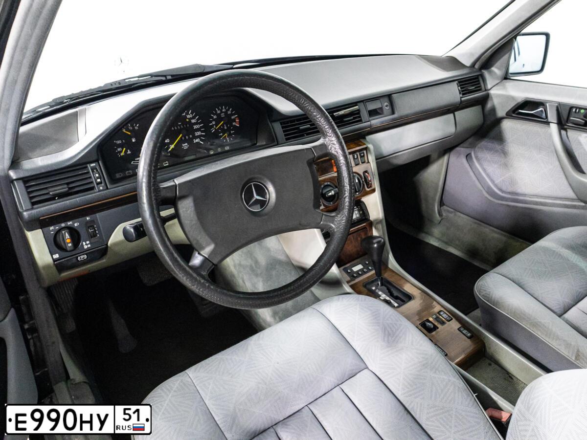 Фото автомобиля MERCEDES E-KLASSE, 1987 — госномер О014ОО99. Цвет: ЧЕРНЫЙ