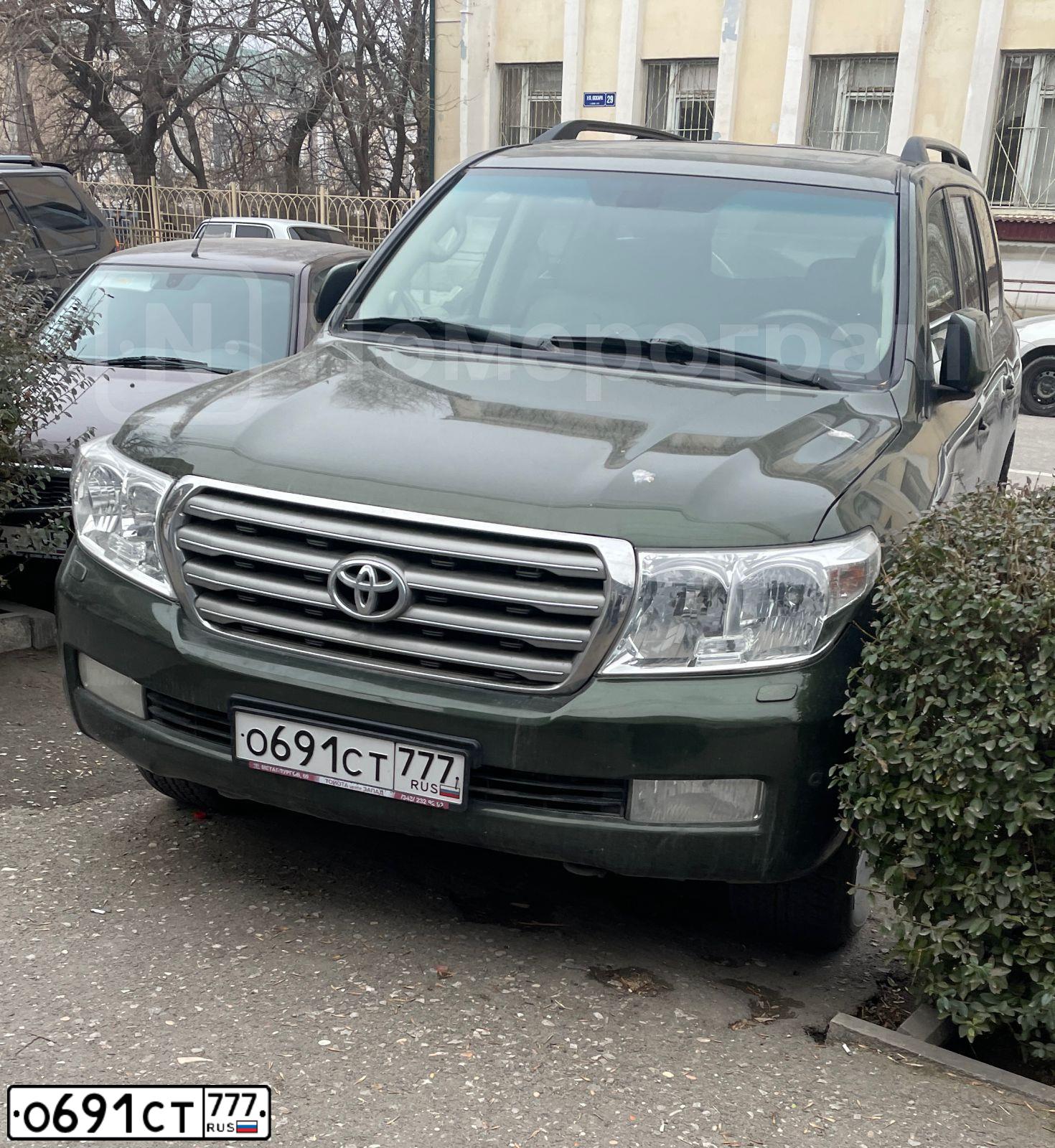 Фото автомобиля TOYOTA LANDCRUISER 200, 2008 — госномер О691СТ777. Цвет: ЗЕЛЕНЫЙ