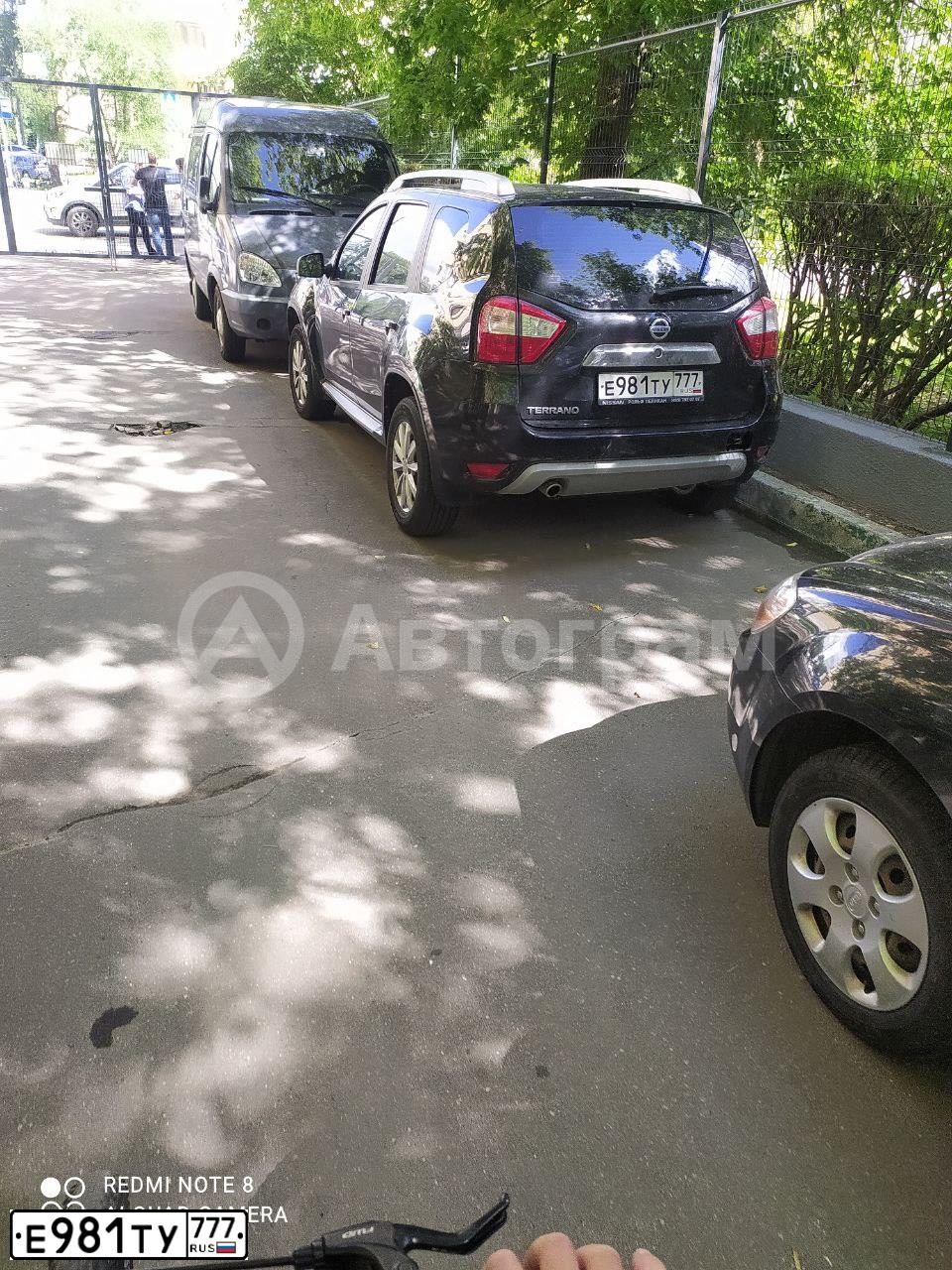 Фото автомобиля NISSAN TERRANO, 2016 — госномер Е981ТУ777. Цвет: ЧЕРНЫЙ