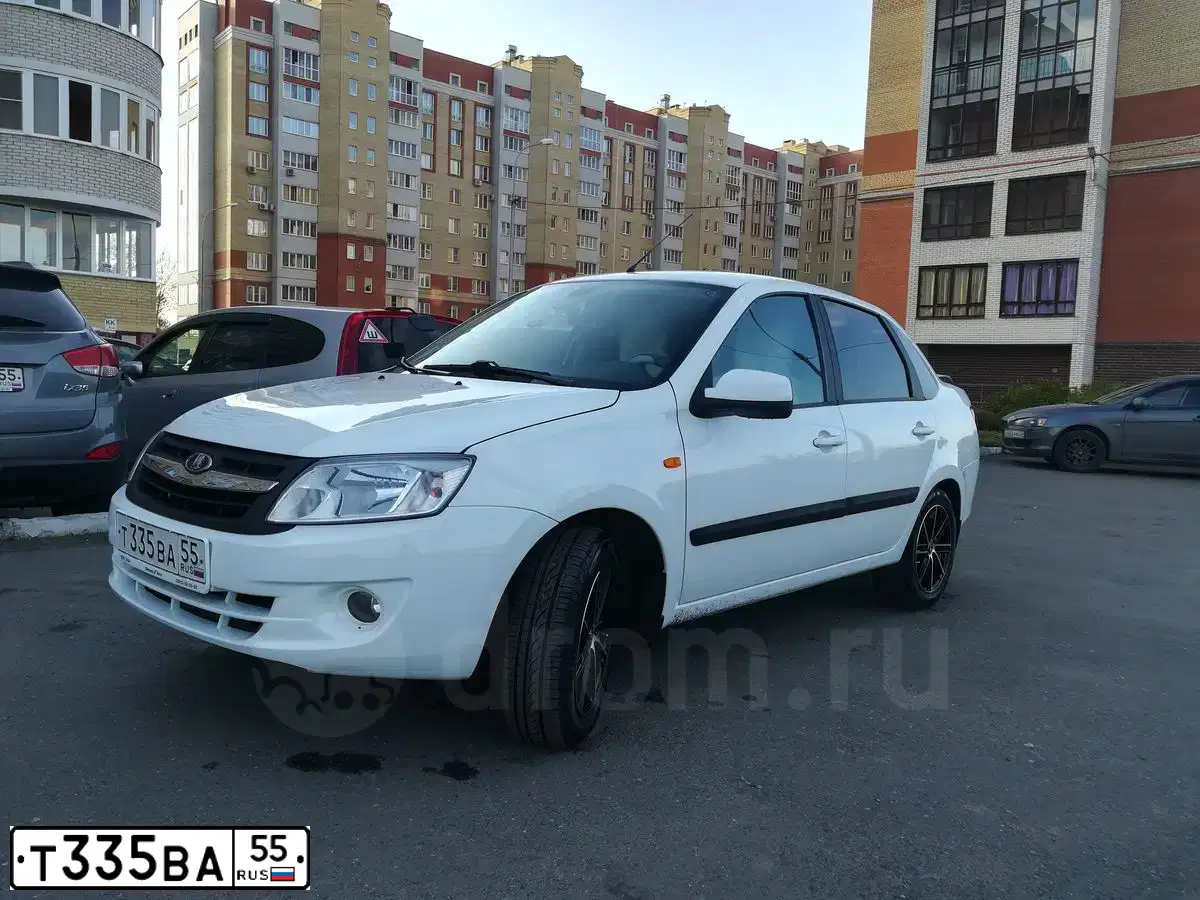 Фото автомобиля LADA 2190 GRANTA, 2014 — госномер Т335ВА55. Цвет: Белый