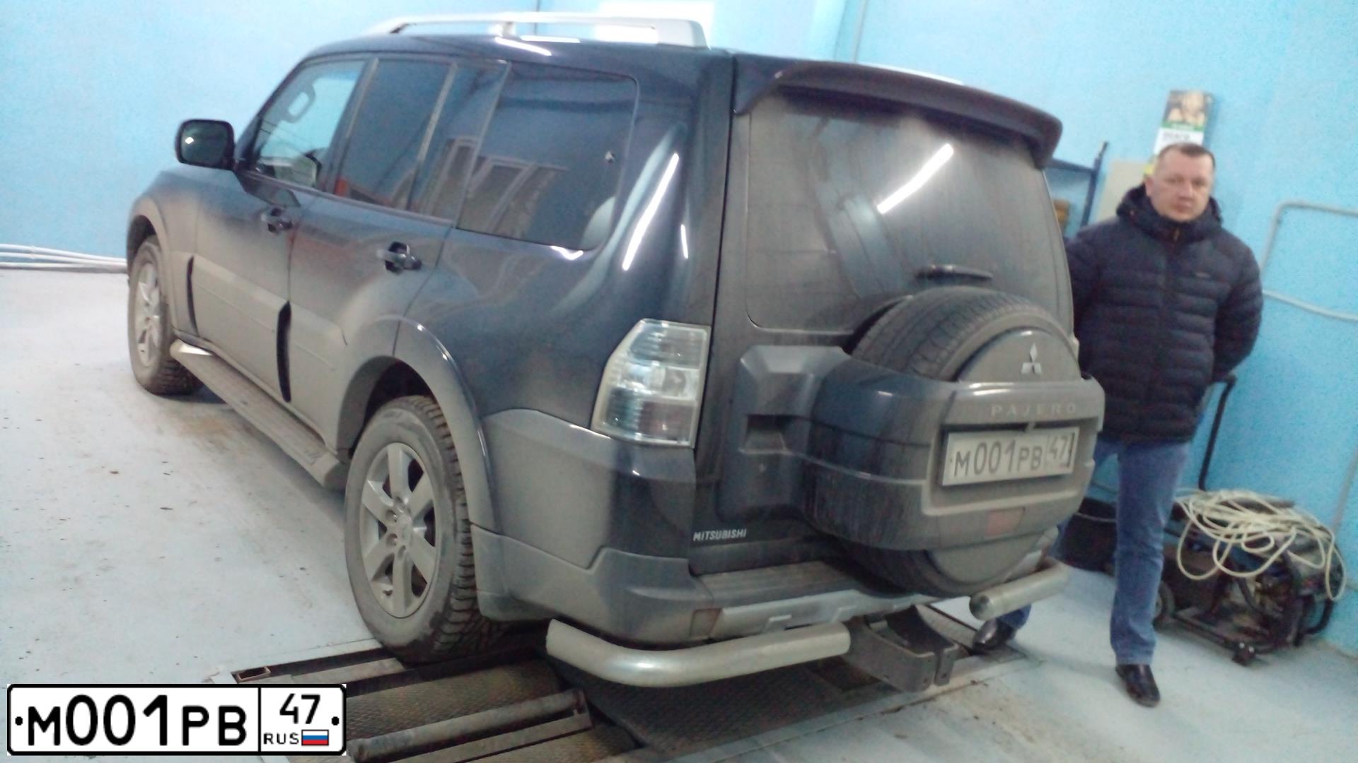 Фото автомобиля MITSUBISHI PAJERO, 2007 — госномер М001РВ47. Цвет: ЧЕРНЫЙ