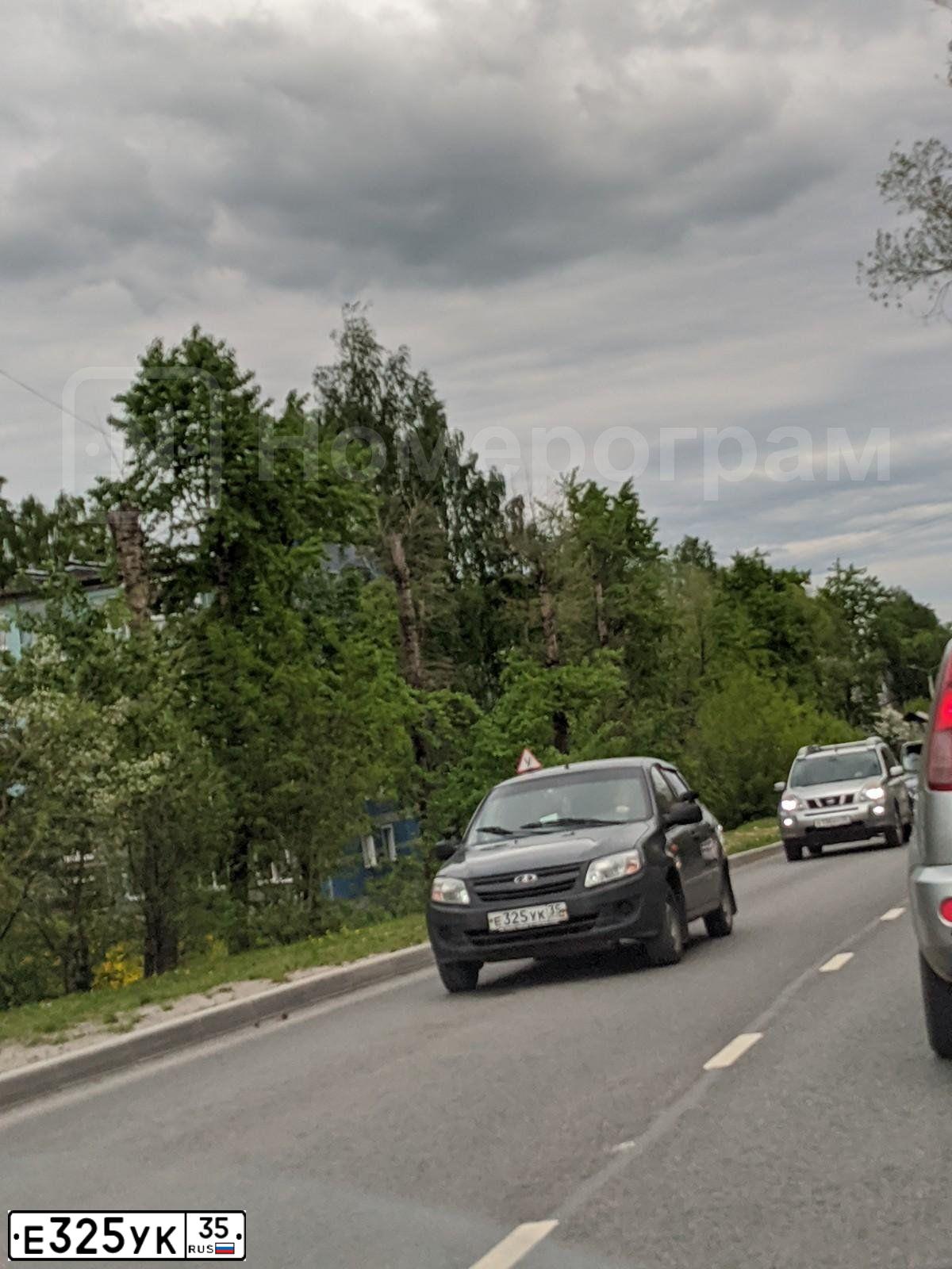 Фото автомобиля LADA 2190 GRANTA, 2014 — госномер Е325УК35. Цвет: СЕРЕБРИСТО-ТЕМНО-СЕРЫЙ