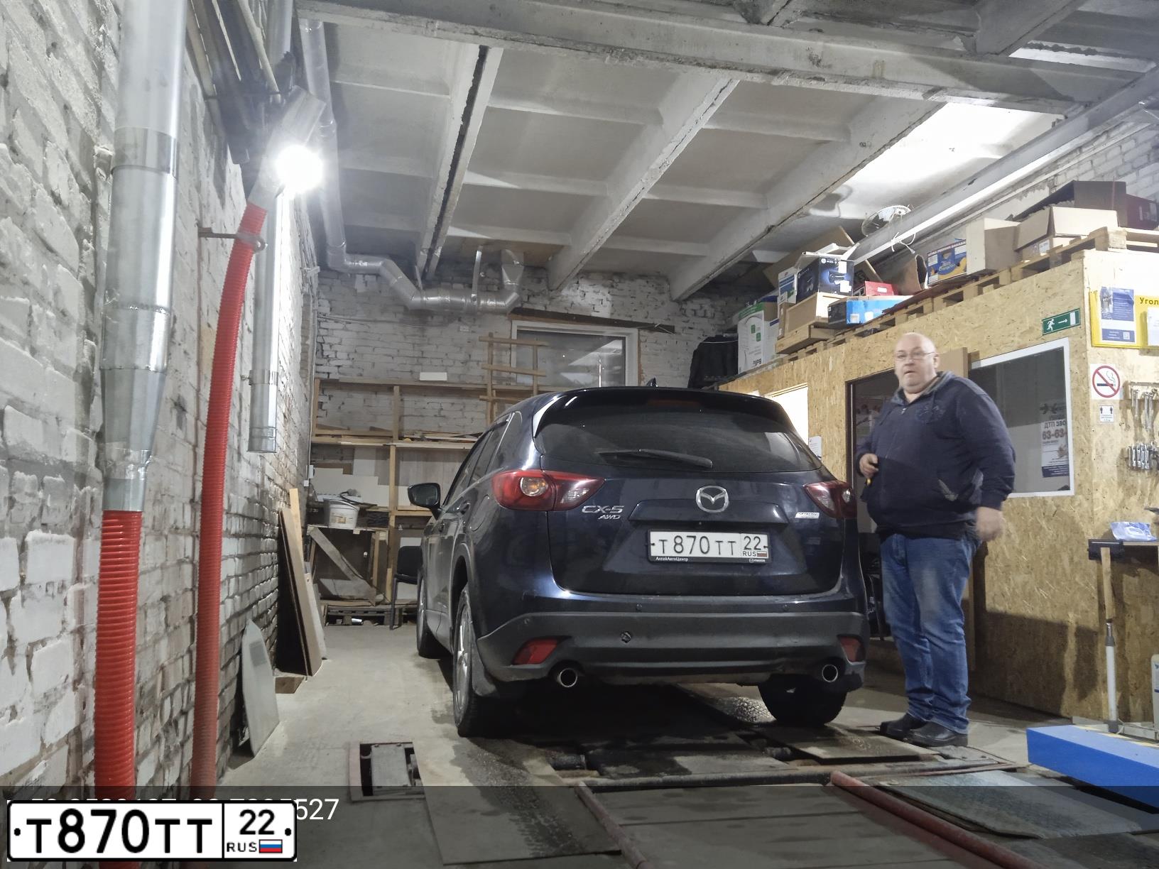 Фото автомобиля MAZDA CX-5, 2015 — госномер Т870ТТ22. Цвет: синий