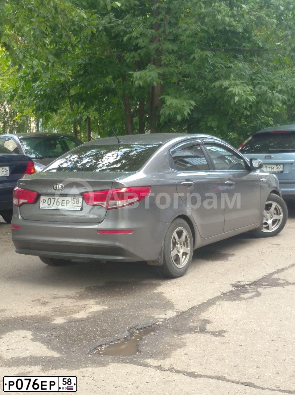 Фото автомобиля KIA RIO, 2016 — госномер Р076ЕР58. Цвет: ТЕМНО СЕРЫЙ