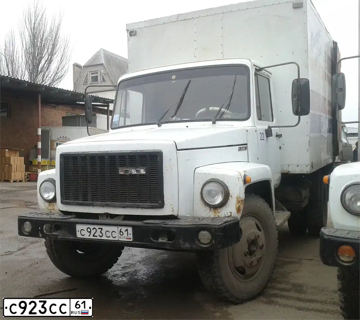 Фото автомобиля GAZ 3307, 2002 — госномер О764ХХ161. Цвет: Белый