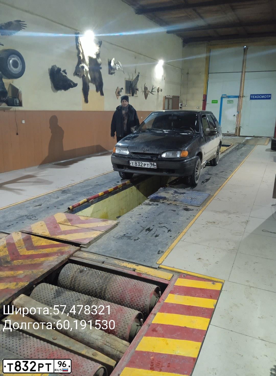 Фото автомобиля LADA 2114 SAMARA, 2011 — госномер Т832РТ96. Цвет: Сине-Черный