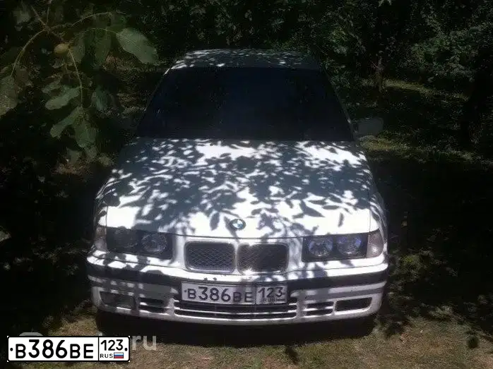 Фото автомобиля BMW 316I, 1994 — госномер М013ВК126. Цвет: Белый