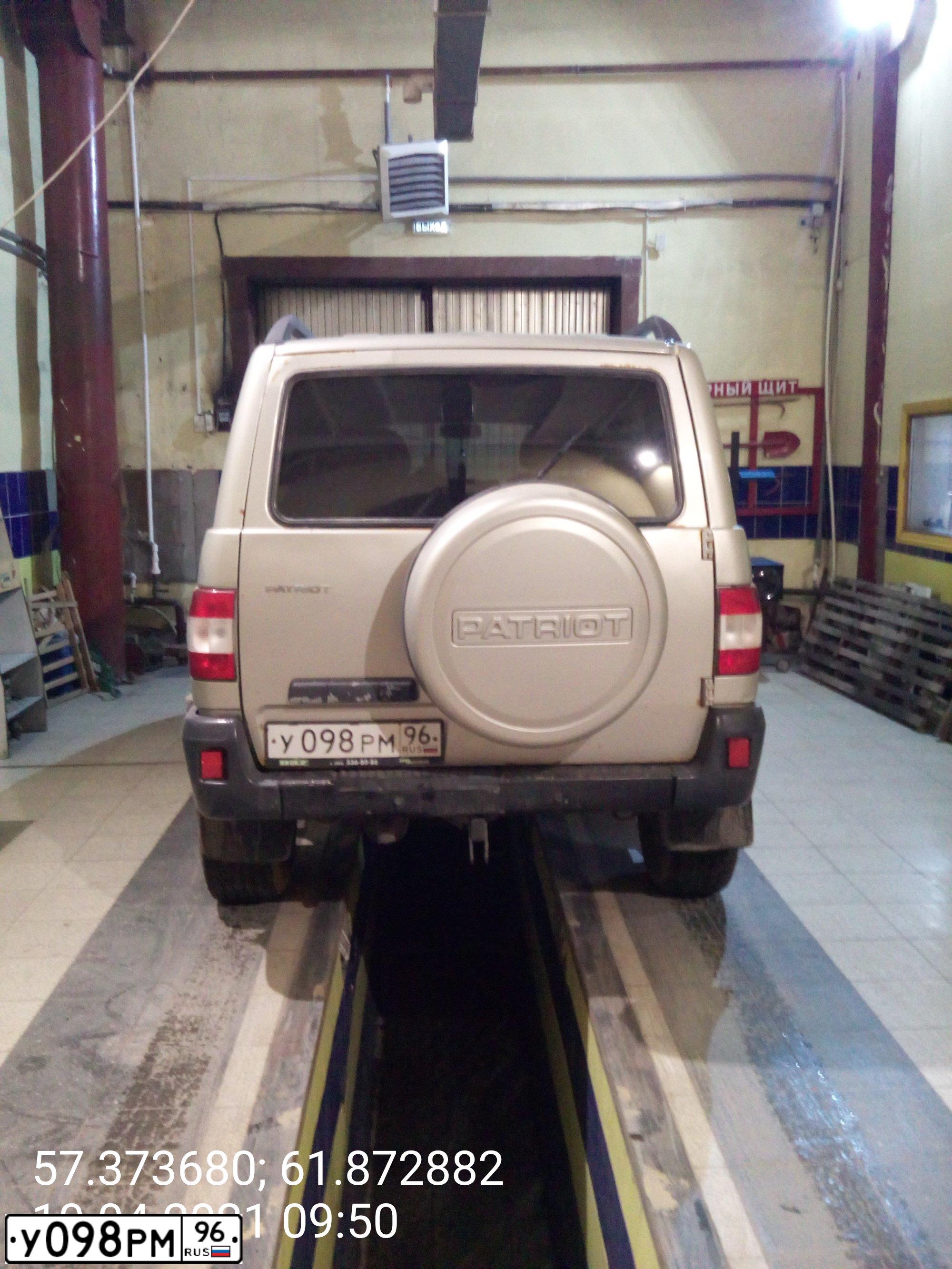 Фото автомобиля UAZ 3163 PATRIOT, 2012 — госномер У098РМ96. Цвет: СЕРЕБРИСТО-ЖЕЛТЫЙ МЕТАЛЛИК 