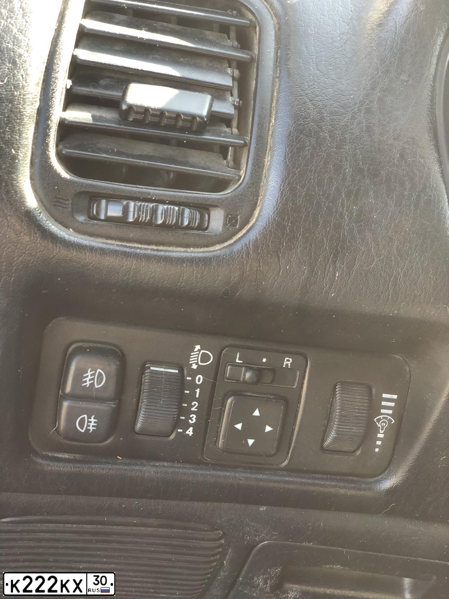 Фото автомобиля MITSUBISHI LANCER, 2004 — госномер К740МА30. Цвет: СЕРЕБРИСТЫЙ