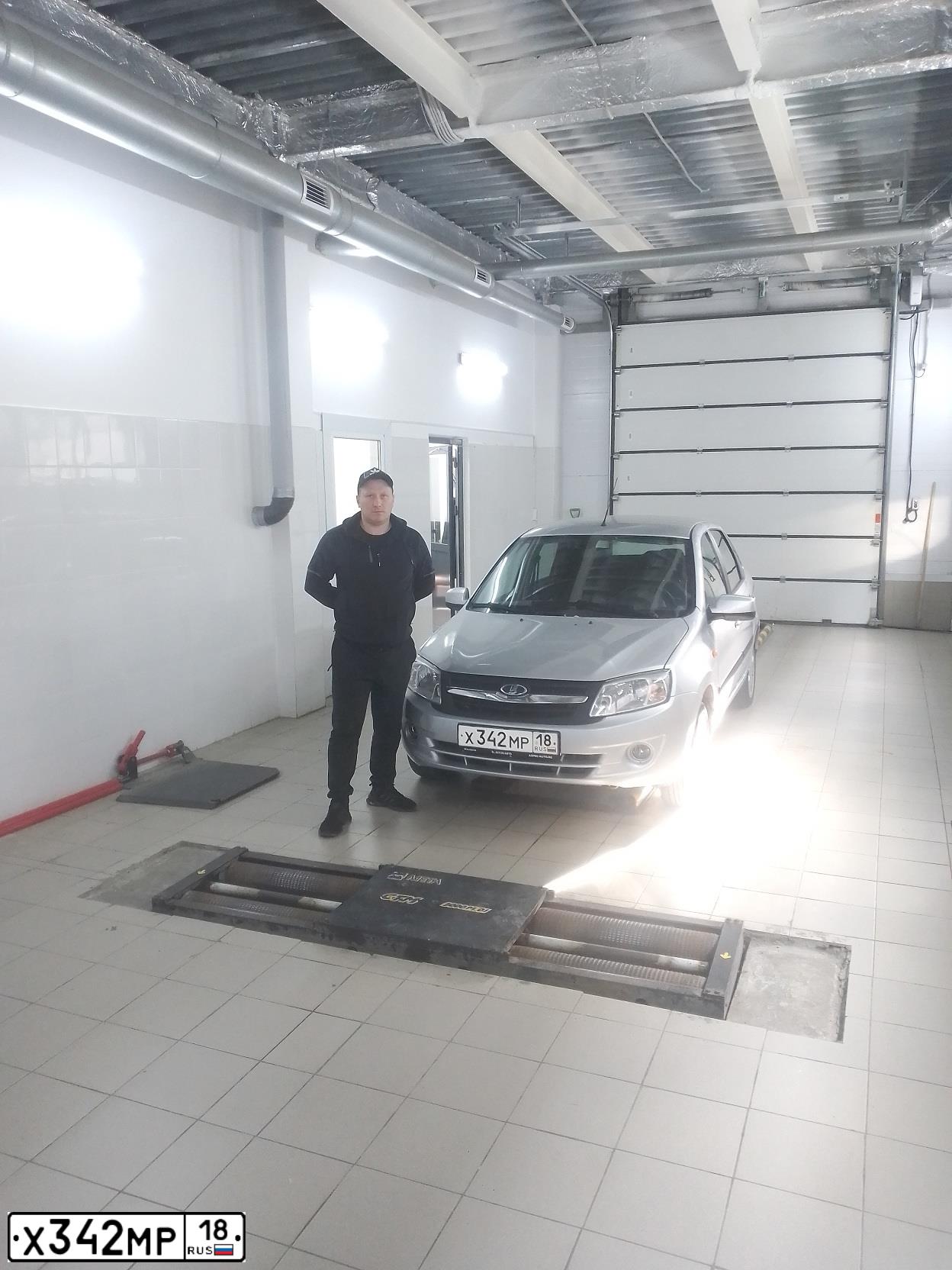 Фото автомобиля LADA 219050 LADA GRANTA, 2014 — госномер О525ТТ18. Цвет: СЕРЕБРИСТЫЙ