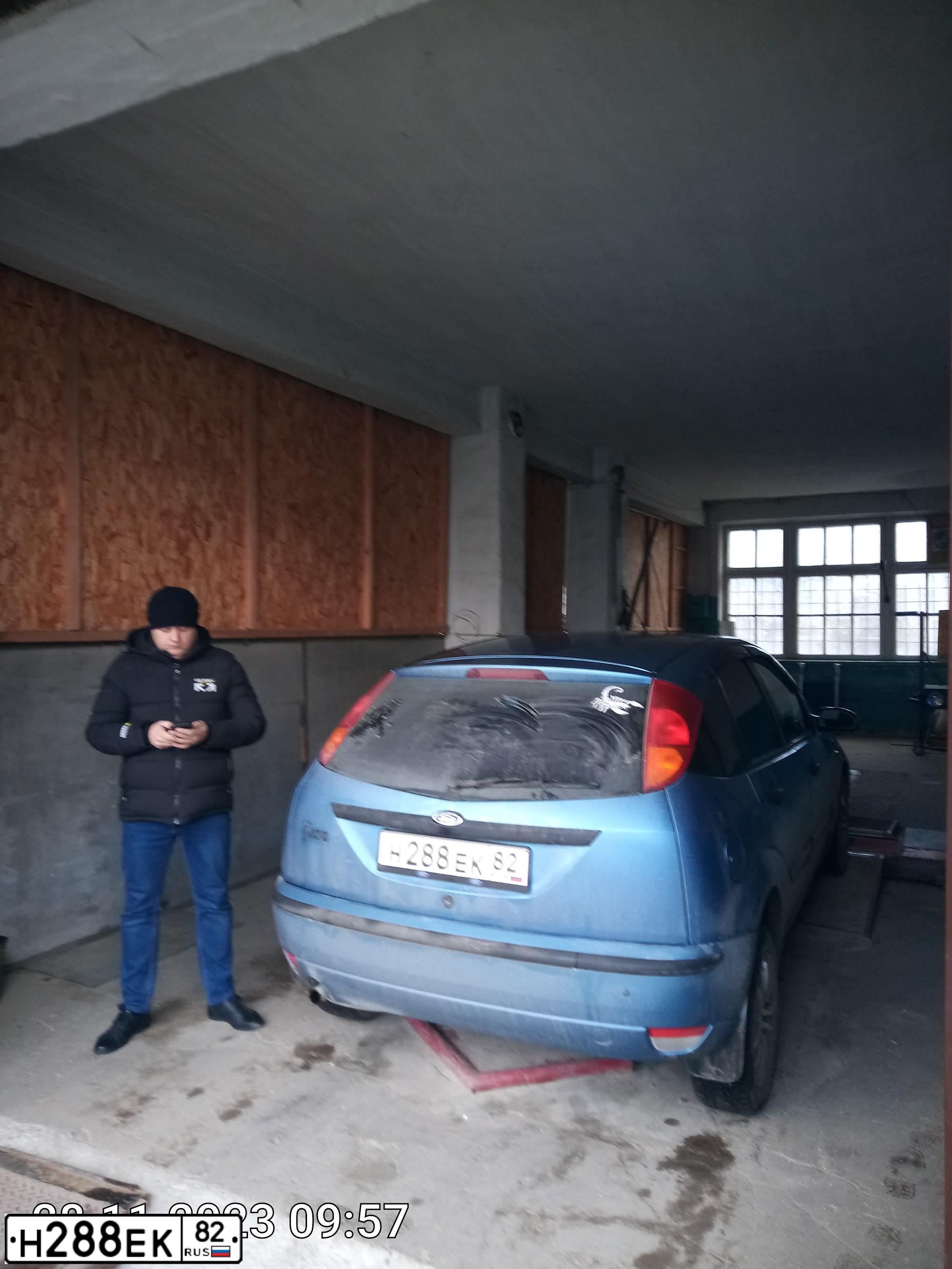 Фото автомобиля FORD FOCUS, 2003 — госномер Н288ЕК82. Цвет: СВЕТЛО-ГОЛУБОЙ